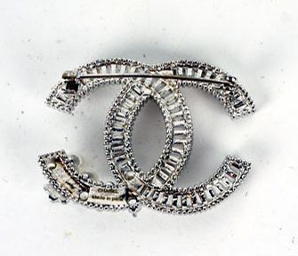 null BIJOUX CHANEL
Lot composé d'1 collier sautoir à 3 rangs de la marque Chanel...