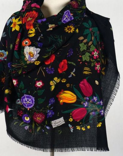 null GUCCI SCARVES LOT
Lot composed of 2 Gucci silk scarves, including 1 floral black...