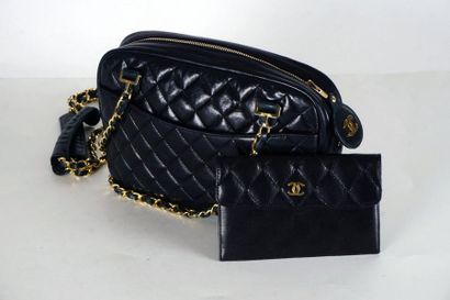 null CHANEL BAG
"Camera" bag 28 cm in black quilted lambskin, zipper, double chain...
