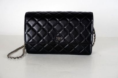 null CHANEL BAG
Bag in black quilted black leather, CC clasp in silver metal, chain...