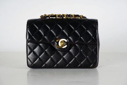 null CHANEL BAG
“Classic Mini” bag 17cm in black quilted lambskin, CC clasp in gold...