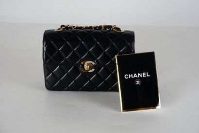 null CHANEL BAG
“Classic Mini” bag 17cm in black quilted lambskin, CC clasp in gold...