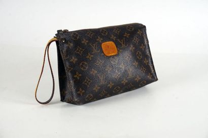 null LOUIS VUITTON BAG
Toilet bag 24 cm in brown monogram leather, zipper, leather...