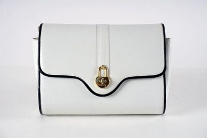 null GUCCI BAG
White leather bag with black border, flat strap in white leather allowing...