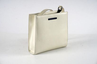 null GUCCI BAG
Square bag in smooth white leather, retractable handle, can be worn...