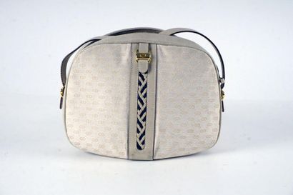 null GUCCI BAG
Canvas bag with white GG logo and white leather, zip fastening, flat...