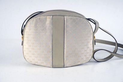 null GUCCI BAG
Canvas bag with white GG logo and white leather, zip fastening, flat...