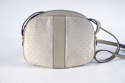 null SAC GUCCI
Sac en toile siglée GG blanc et cuire blanc, fermeture par zip, anse...