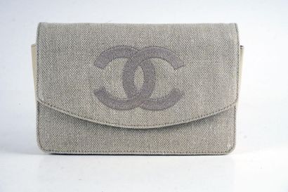 null LOT POCHETTES CHANEL 
2 pochettes Chanel 20cm, 1 en tissu gris/beige, 1 en cuir...