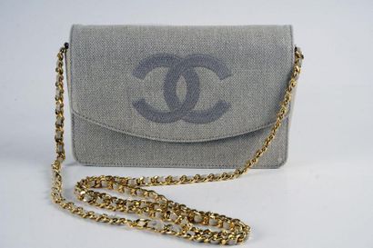 null LOT POCHETTES CHANEL 
2 pochettes Chanel 20cm, 1 en tissu gris/beige, 1 en cuir...