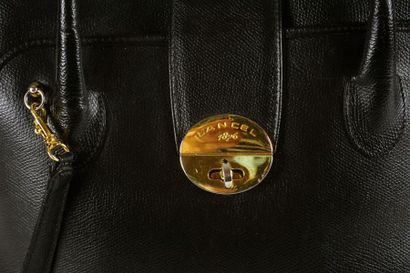 null LANCEL BAG
Black grained leather bag, handles for carrying by hand and possibilities...