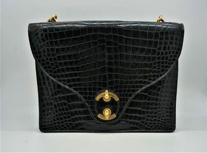 null HERMÈS - CROCODILE
Hermès black crocodile with flap and gilded metal hardware.
21x24.5x4.5...