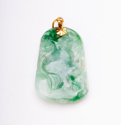 null PENDENTIF JADE
Pendentif en jade à motif végétal gravé (feuillage) ; la pierre...