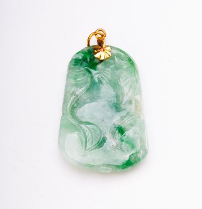 null JADE PENDANT
Jade pendant with leaf inscribed patterns ; the stone is maintained...