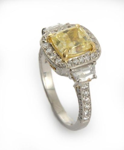 null PLATINIUM 18K GOLD RING WITH FANCY YELLOW DIAMOND 1,97CT
Platinum and 18K gold...