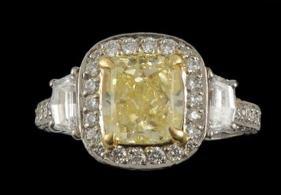 null PLATINIUM 18K GOLD RING WITH FANCY YELLOW DIAMOND 1,97CT
Platinum and 18K gold...