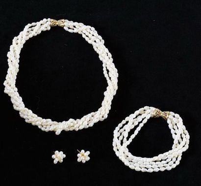 null 14K GOLD PEARLS SET
Adornment composed of a pair of earrings, a bracelet and...
