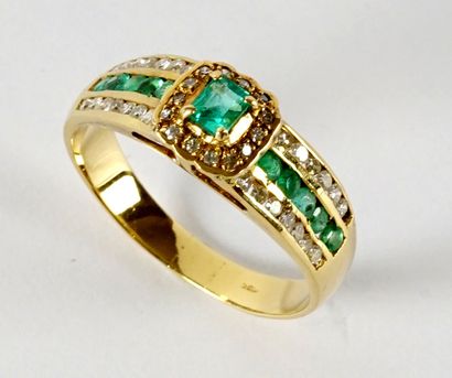 null GOLD-PLATED EMERALD RING
Yellow gold plated ring, set with a central emerald...