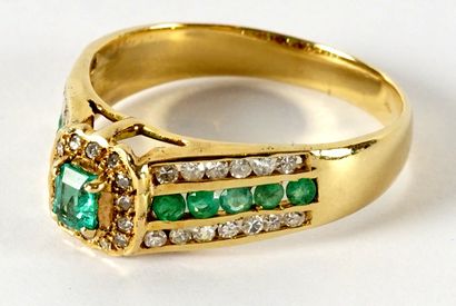 null GOLD-PLATED EMERALD RING
Yellow gold plated ring, set with a central emerald...