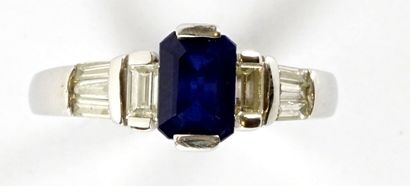 null 
18K GOLD, SAPPHIRE DIAMONDS RING
Ring in 18K white gold, set with a sapphire...