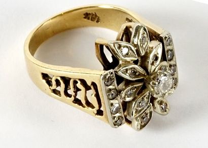 null 10K GOLD DIAMONDS RING
10K yellow gold ring, in a floral style, set with a central...