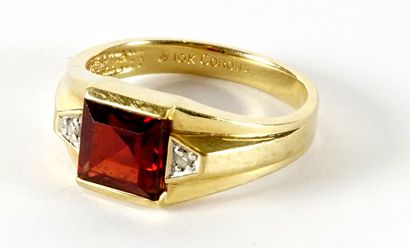 null 10K GOLD GARNET RING
10K yellow gold ring set with an almandine garnet.
Weight:...