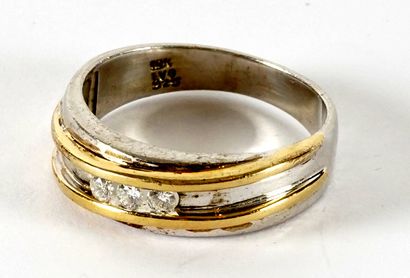 null BAGUE ARGENT, OR 10K DIAMANTS
Bague en argent et or jaune 10K, sertissant 3...