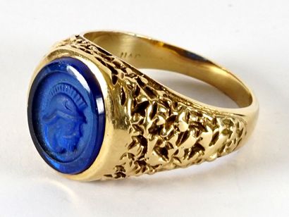 null 10K GOLD MOLTEN GLASS RING
10K yellow gold ring, setting a blue molten glass...