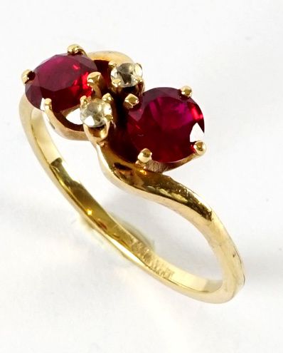 null 10K GOLD RUBY RING
10K yellow gold ring, set with 2 synthetic verneuil rubies.
Gross...
