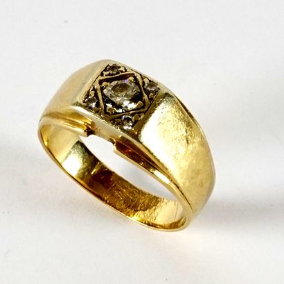 null BAGUE OR 10K DIAMANTS
Bague en or jaune 10K, sertie de 5 diamants.
Pureté :...