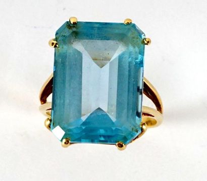 null 14K GOLD TOPAZ RING
14K yellow gold ring, setting a large topaz.
Weight: 7.18...
