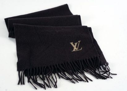 null LOUIS VUITTON
Écharpe Louis Vuitton brune, 100% Cashmire, avec "LV" brodés en...