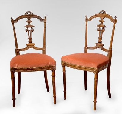 null Paire de chaise de style Louis XVI en bois mouluré et sculpté à dossier ajouré...