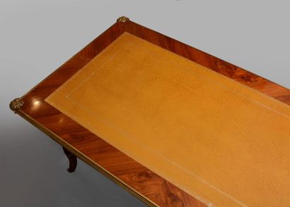 null Bureau plat de style Louis XV en placage de bois de rose à marqueterie disposée...