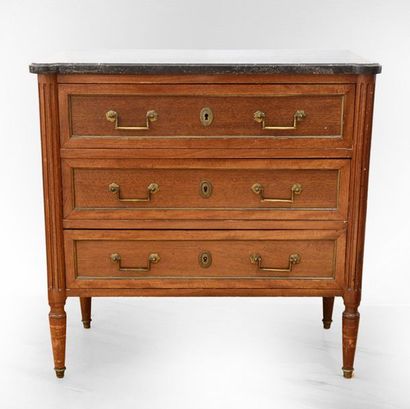 null COMMODE, LOUIS XVI STYLE 
Louis XVI style commode, opening by 3 rows of rows...