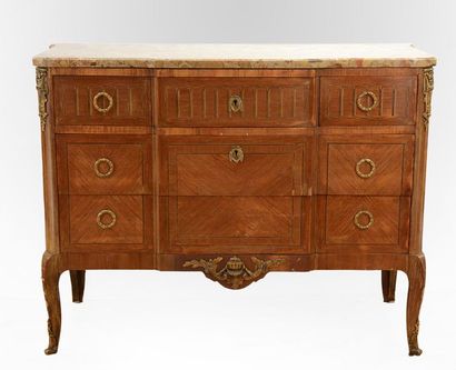 null COMMODE, STYLE TRANSITION LOUIS XV / LOUIS XVI
Commode, style transition Louis...