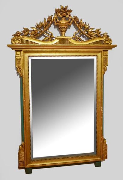 null MIROIR, DE STYLE LOUIS XVI
Miroir de style Louis XVI à décor de vase en son...