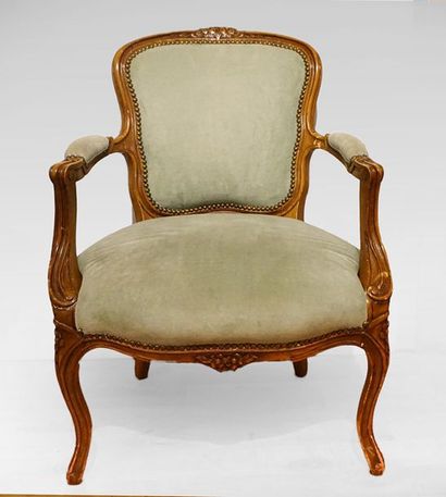 null CABRIOLET, DE STYLE LOUIS XV
Fauteuil Cabriolet de style Louis XV aux pattes...