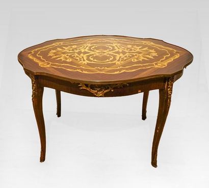 null TABLE, DE STYLE LOUIS XV
Table en marqueterie de style Louis XV sertie de bronze...