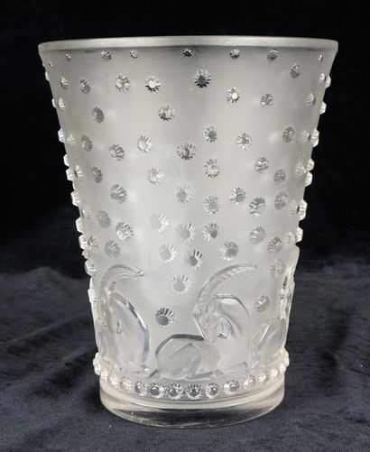 null LALIQUE FRANCE
Vase en verre blanc moulé pressé patiné, modèle « Ajaccio » 
Signé...