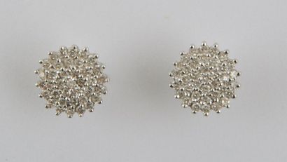 null OR 14K ET DIAMANTS
Paire de boutons d'oreilles serties de 74 diamants taille...