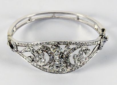 null BRACELET OR 18K DIAMANTS
Bracelet en or blanc 18K rhodié, serti de 102 diamants,...