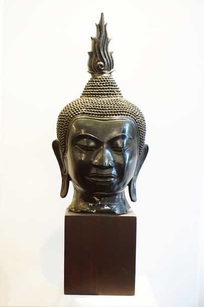 null BOUDDHA, BRONZE
Tête de Bouddha en bronze sur socle, dans le style d’Utong
H:...