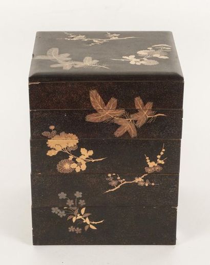 null BOX, JAPAN
Lacquer fabric box with floral decoration comprising 5 compartments...