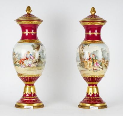 null ''SÈVRES'', PORCELAINE
Paire d'urnes en porcelaine dite de ''Sèvres'' décorée...