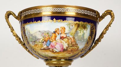 null ''SÈVRES'', PORCELAINE
Coupe en porcelaine dite de ''Sèvres'' décorée de fleurs...