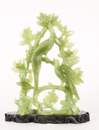 null JADEITE
Jadeite sculpture of birds and flowers on its wooden base
H: 28cm -...