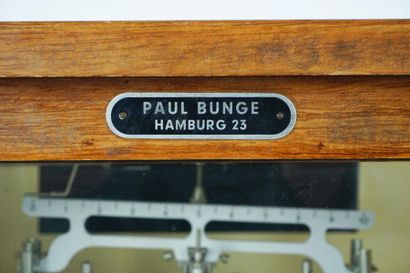 null PAUL BUNGE
Balance analytique par Paul Bunge, Hamburg 1923 en verre et bois
H:...