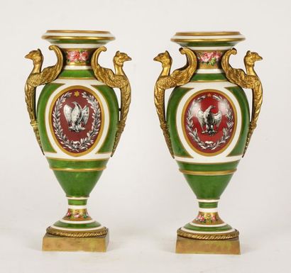 null PORCELAINE
Paire de vase en porcelaine décorée de fleurs, oiseaux et armoiries
H:...