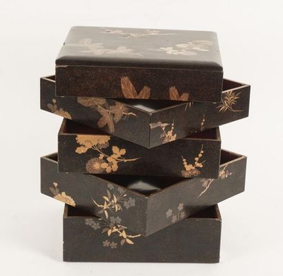 null BOX, JAPAN
Lacquer fabric box with floral decoration comprising 5 compartments...